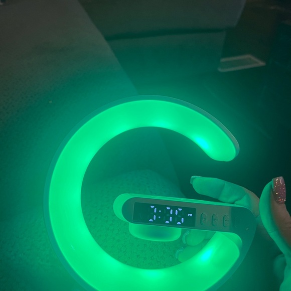 Bluetooth speaker with fast charger dock,changes colors as nightlight and clock - Picture 3 of 6
